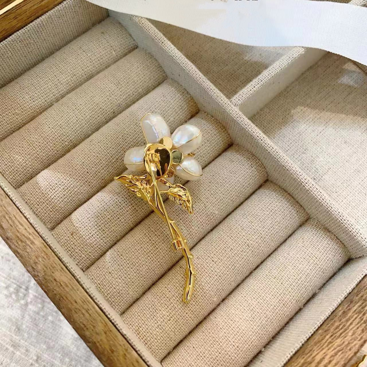 Elegant Chrysanthemum flower Brooch